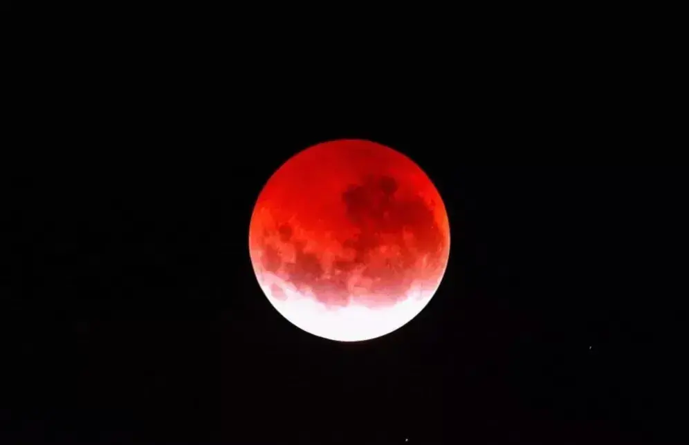 月亮为什么会变红色，月亮发红是有什么征兆