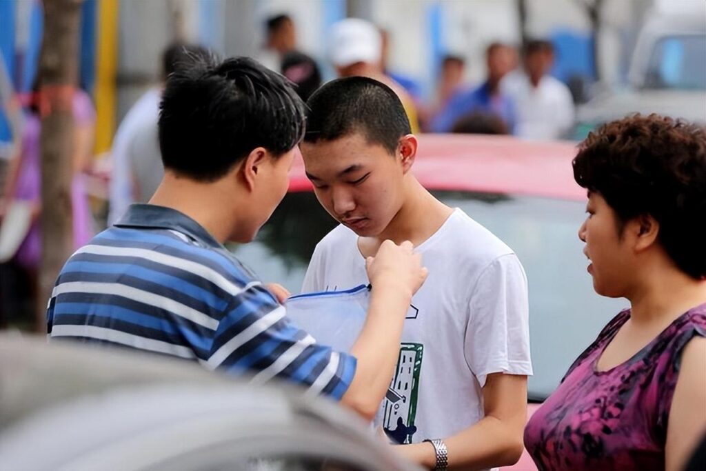 读大学住校好还是租房子好，大学生有必要租房住么