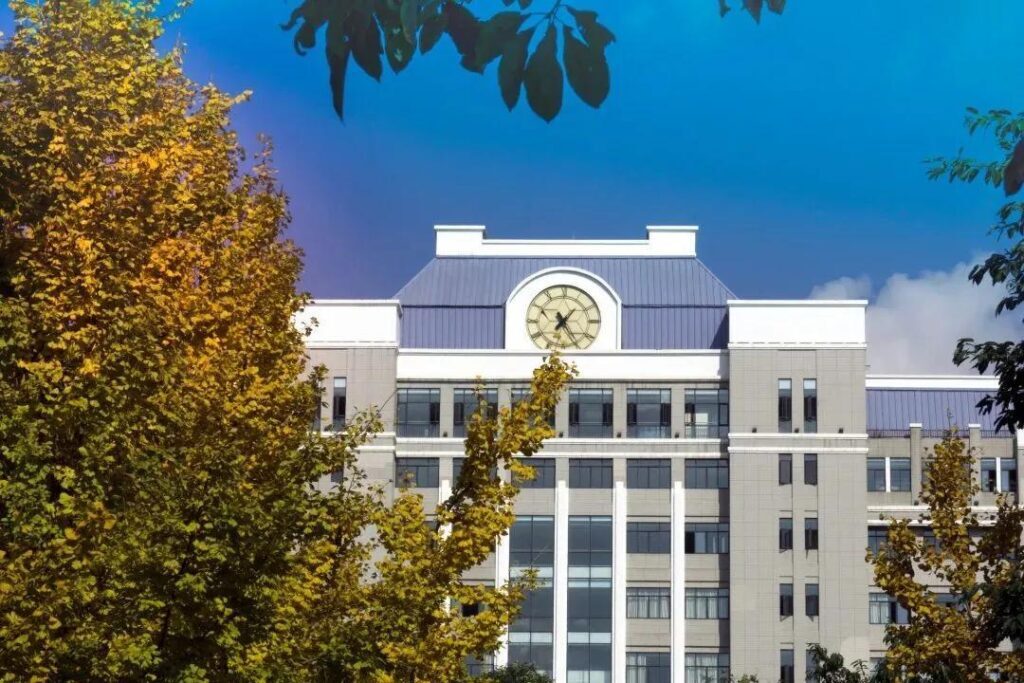 成都工业学院怎么样，成都工业学院认可度高吗