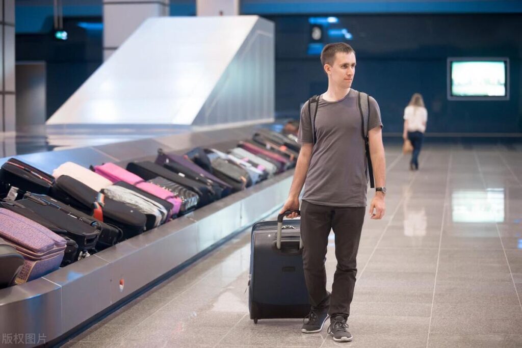 飞机托运行李怎么收费，航班行李托运标准价格
