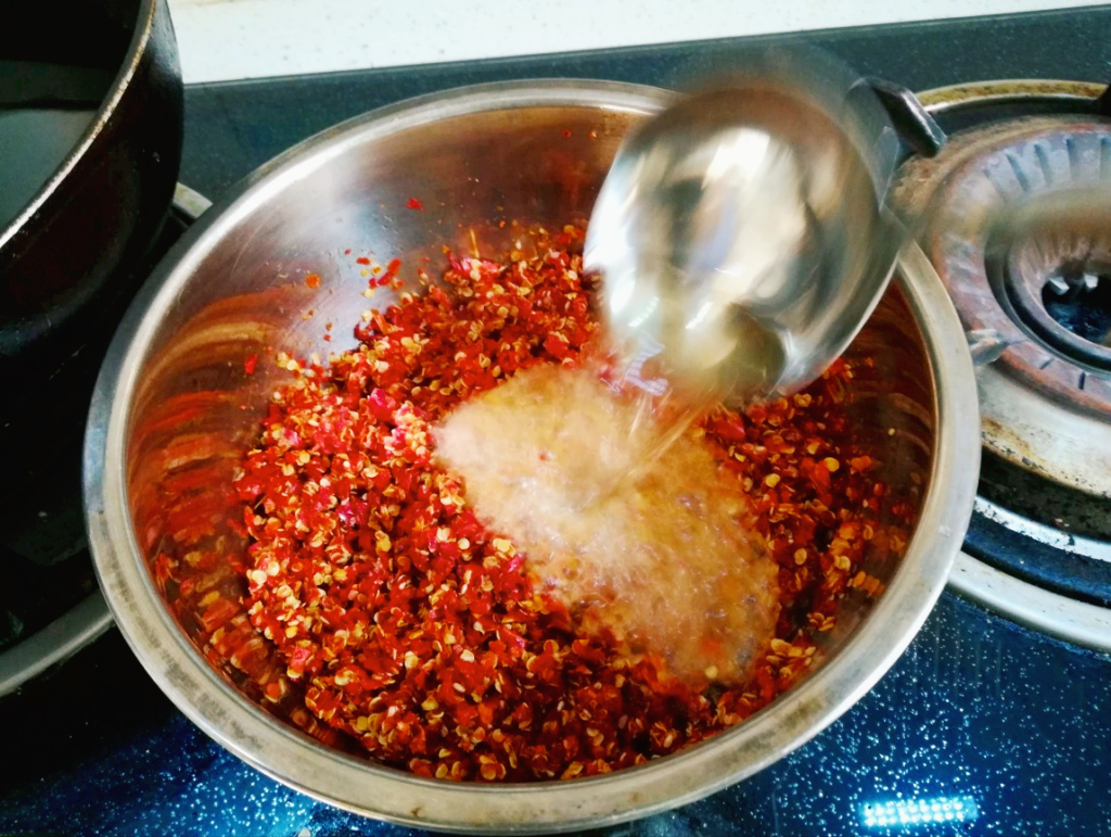 如何制作辣椒油，正宗香辣油的熬制配方