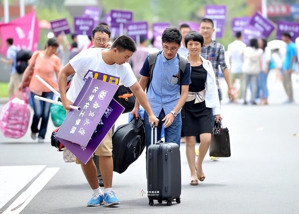 读大学住校好还是租房子好，大学生有必要租房住么