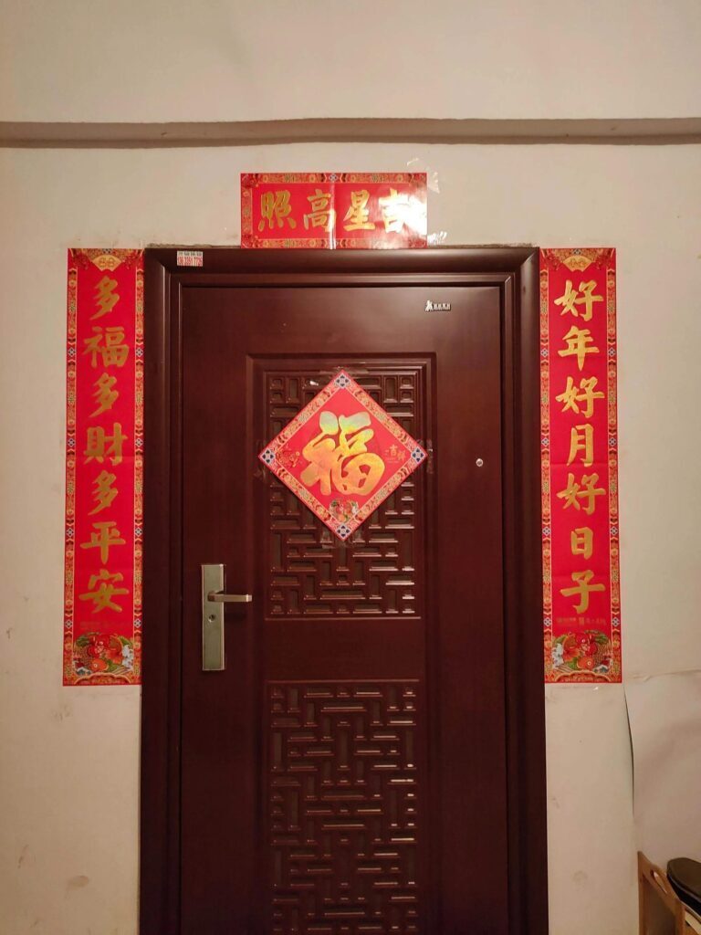 上下联怎么分左右，上联在门左边还是右边