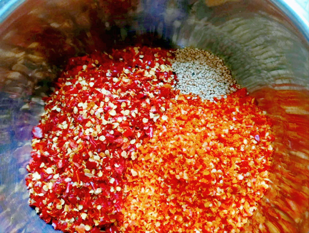如何制作辣椒油，正宗香辣油的熬制配方