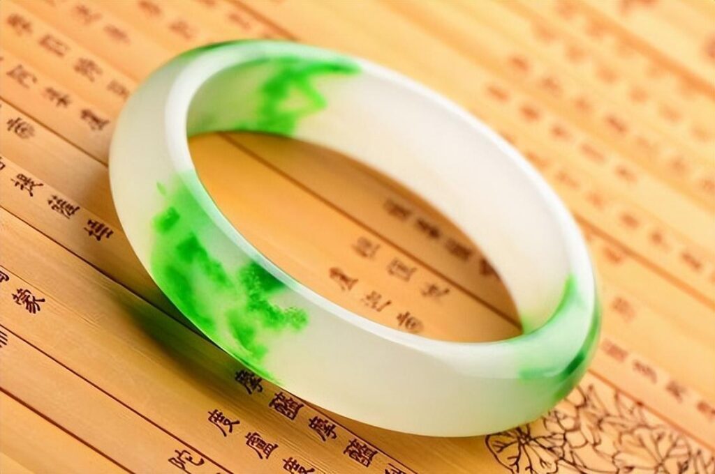怎么辨别注胶的玉镯，注胶玛瑙手镯的特点