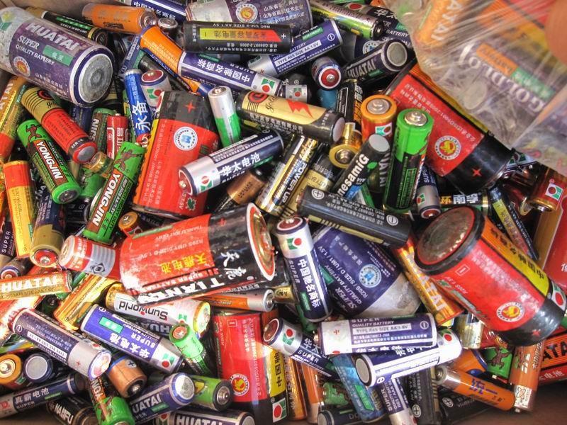 乱扔电池的危害有哪些  ，废旧电池处理方法及操作