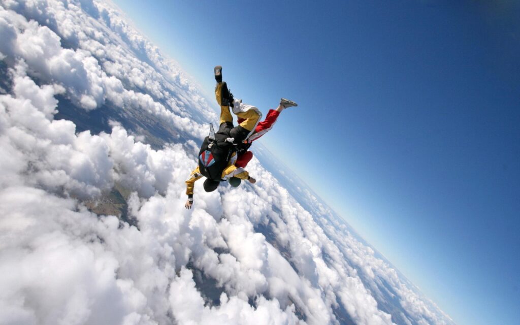 高空跳伞一次需要多少钱？高空跳伞几分钟落地？