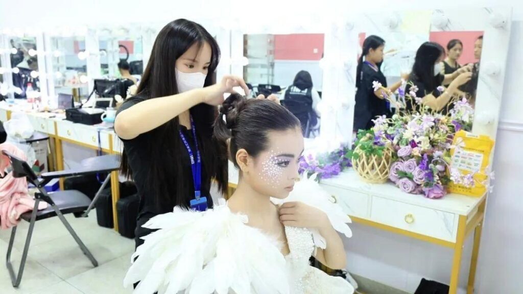 学化妆多少钱？学化妆要学多久？
