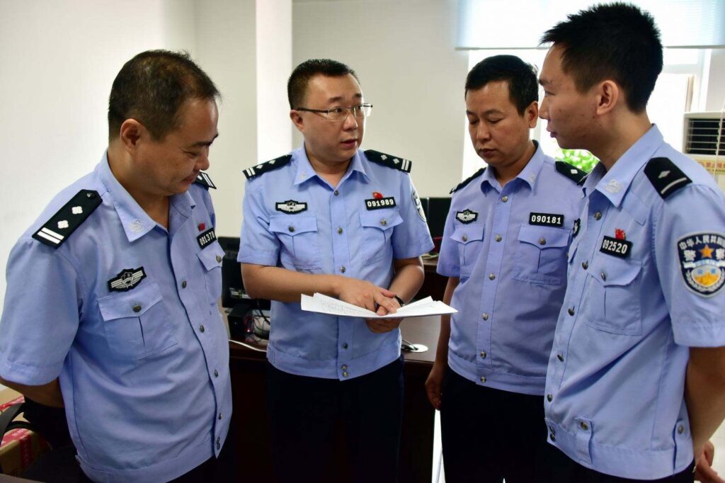 警察两杠三星是什么级别？警察级别肩章