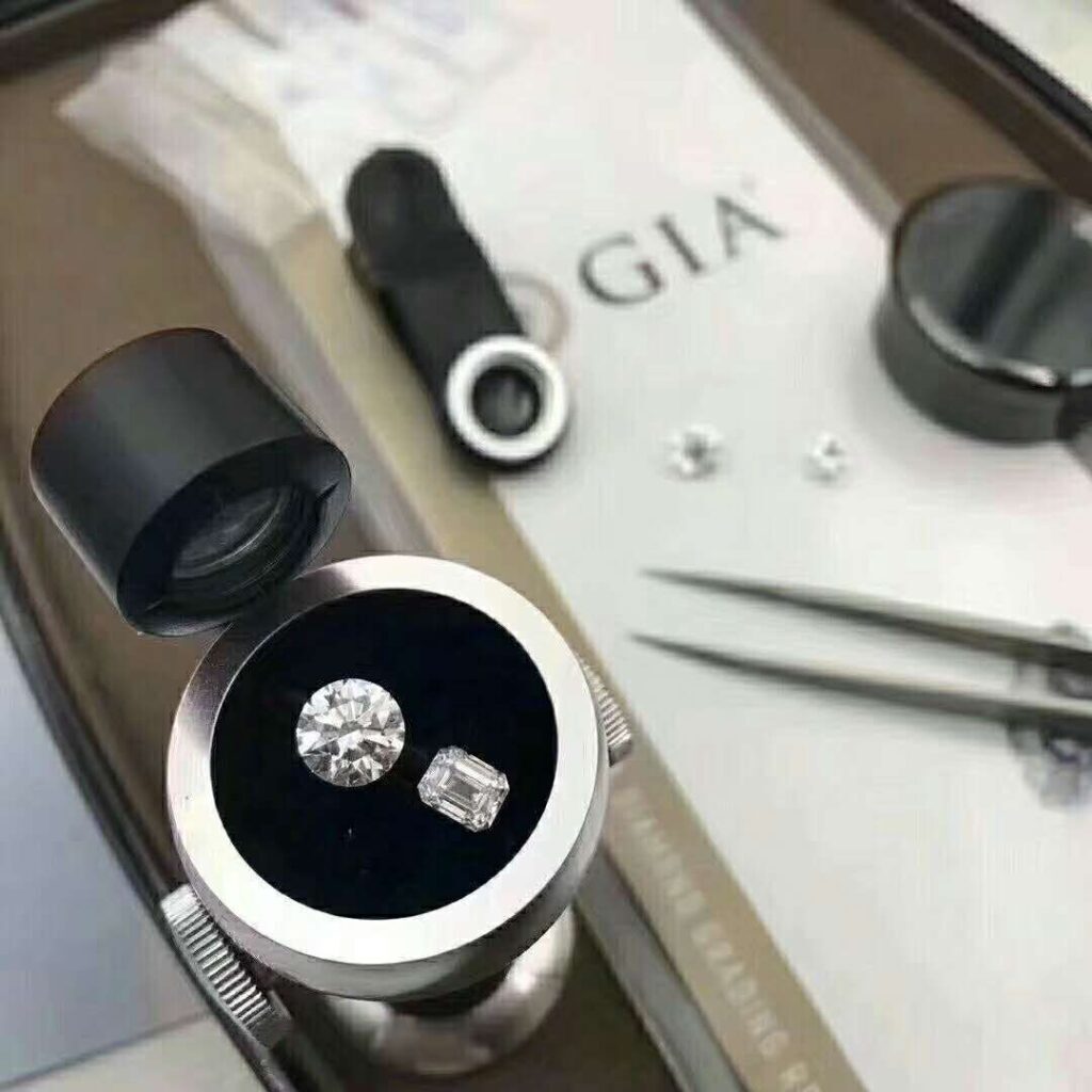 定制的钻戒为什么便宜？买钻戒定制好还是专柜好？