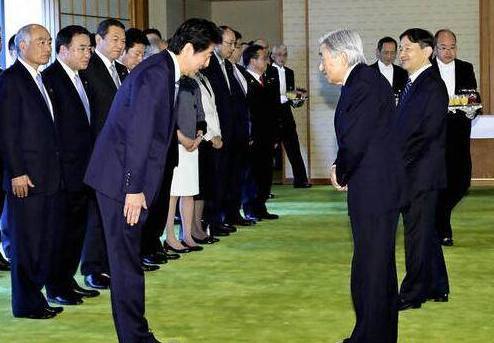 日本人见天皇要下跪吗？日本人见到天皇行什么礼？