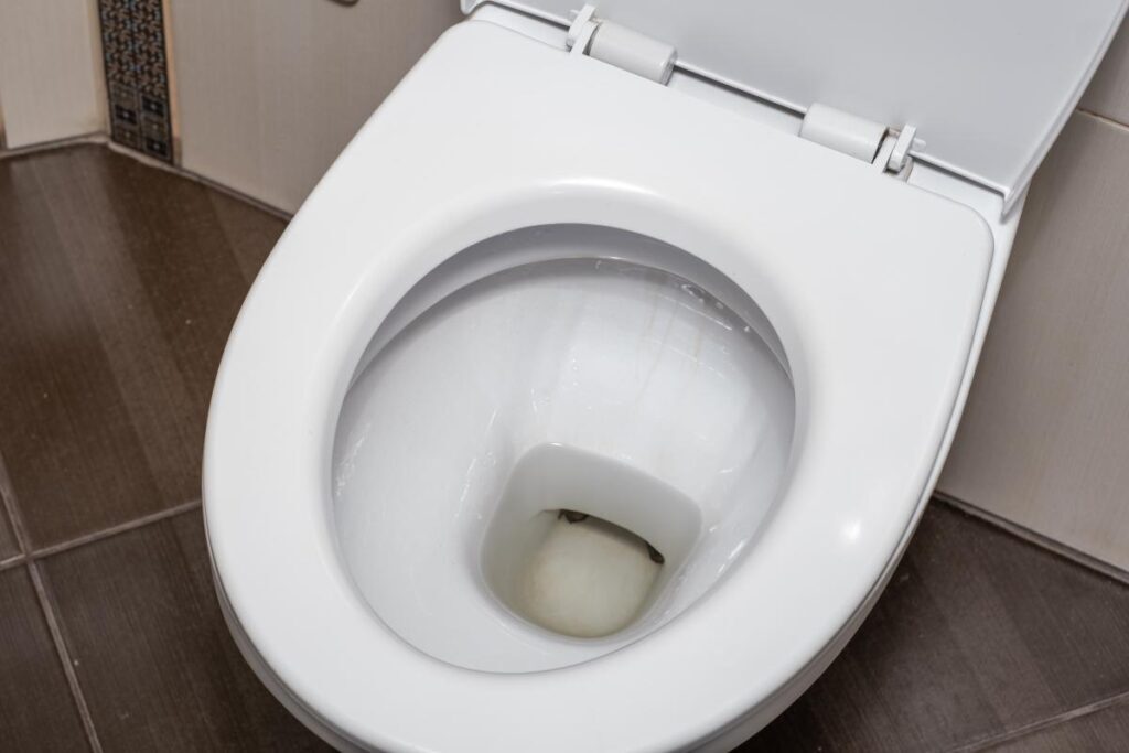 马桶水箱一直注水漏水怎么办园？马桶溢水怎么解决？