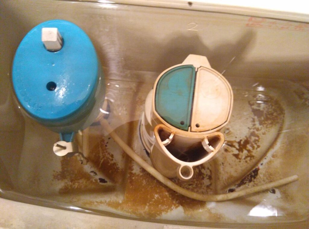 马桶水箱一直注水漏水怎么办园？马桶溢水怎么解决？