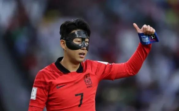 足球运动员戴面具为什么？踢足球为什么戴面具？
