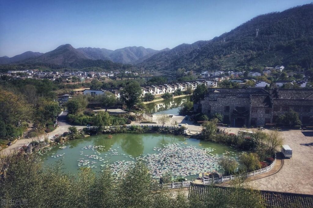 桃花潭水深千尺的桃花潭在哪？桃花潭是哪首诗？