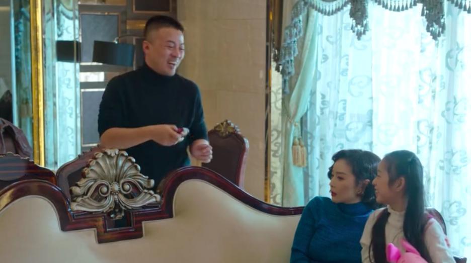老默怎么流血的?老默背后的血哪来的?