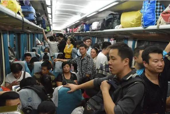火车软卧是几个人一间？软卧是男女混住吗？