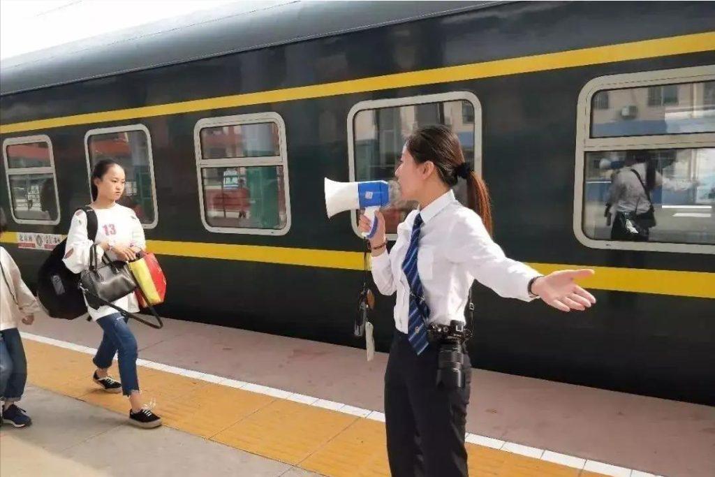 火车软卧是几个人一间？软卧是男女混住吗？
