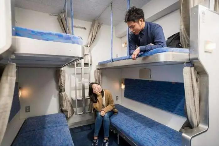 火车软卧是几个人一间？软卧是男女混住吗？