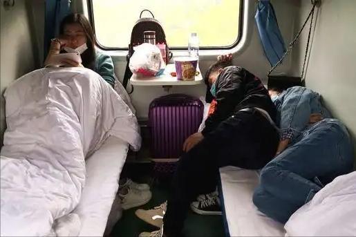 火车软卧是几个人一间？软卧是男女混住吗？