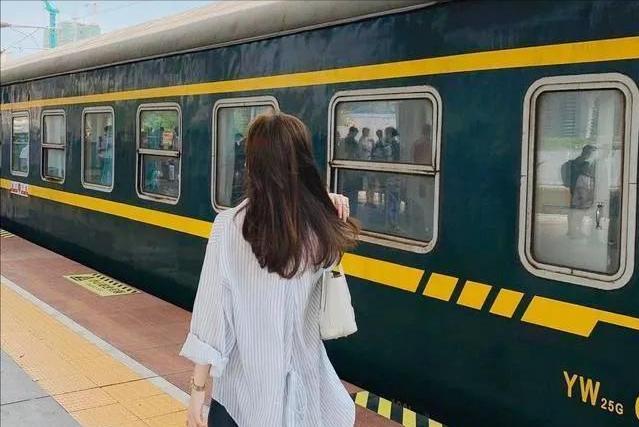 火车软卧是几个人一间？软卧是男女混住吗？