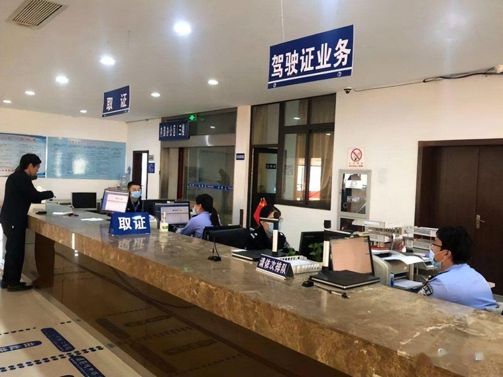 驾驶证多久审一次？驾驶证本人不去可以换证吗？