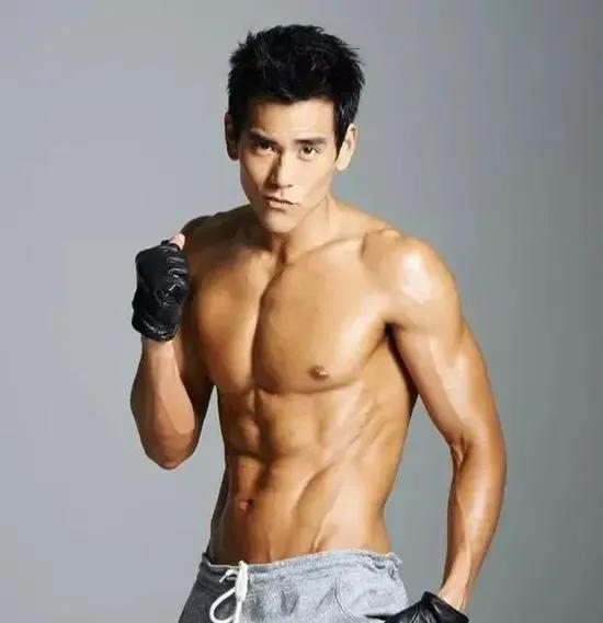 彭于晏肌肉怎么练出来的？彭于晏肌肉算什么水平？