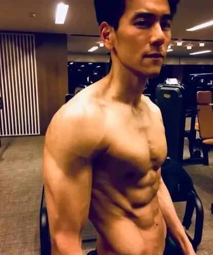 彭于晏肌肉怎么练出来的？彭于晏肌肉算什么水平？